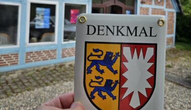Denkmalplakette für das Behrend-Haus in Neuheikendorf - Probsteer