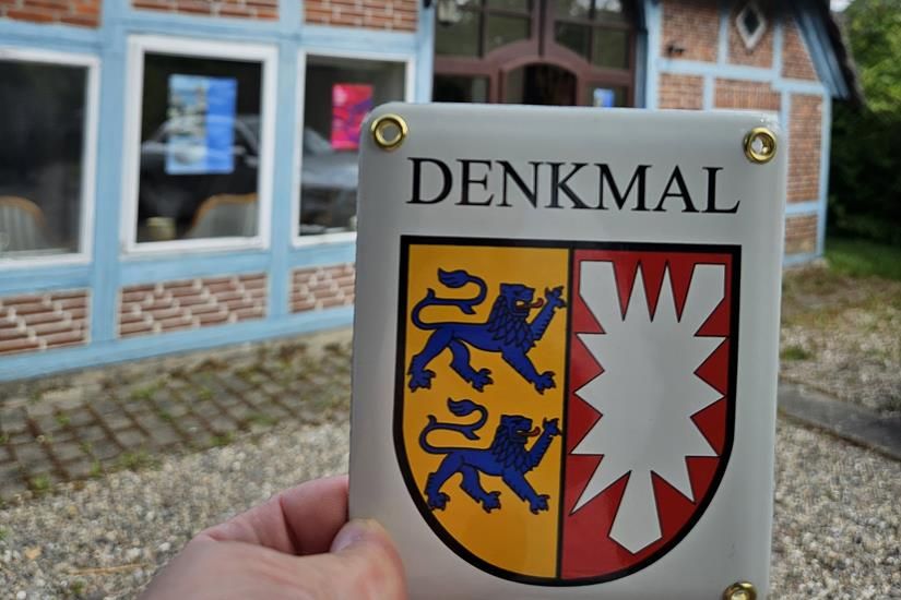 Denkmalplakette für das Behrend-Haus in Neuheikendorf - Probsteer