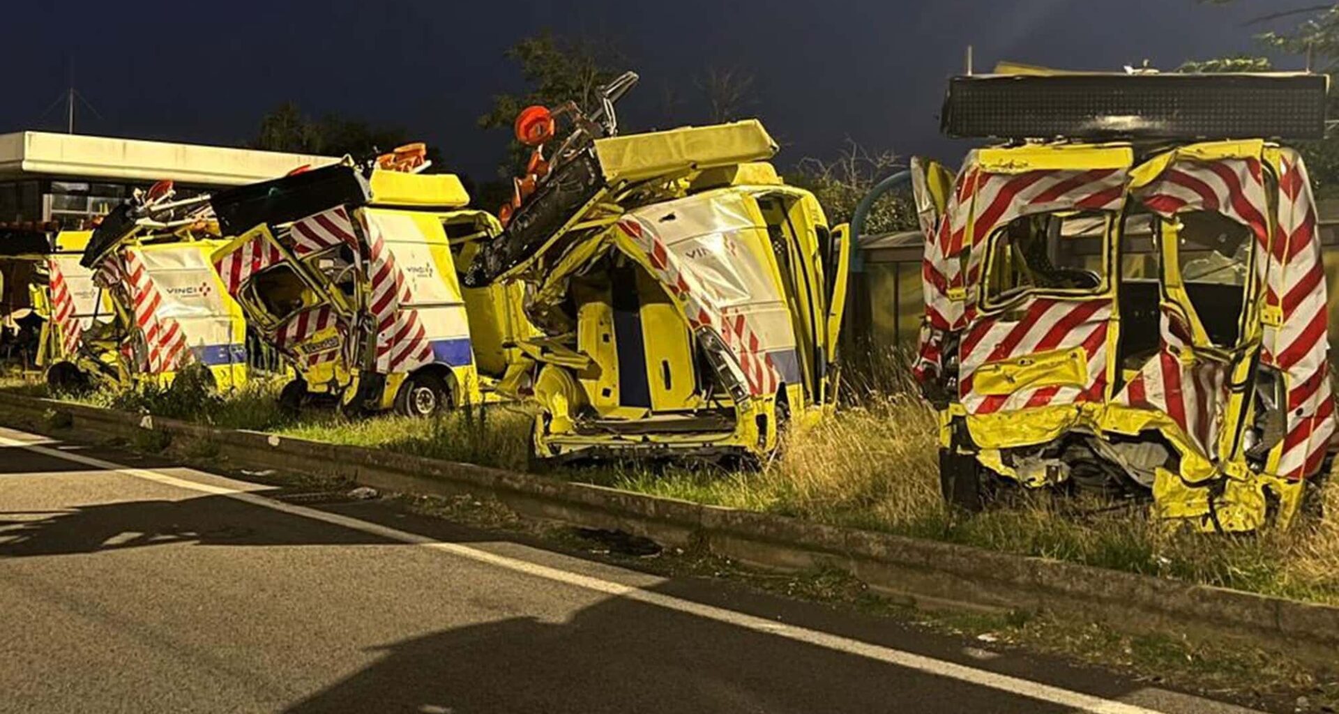 Warum stehen da so viele Unfall-Autos?