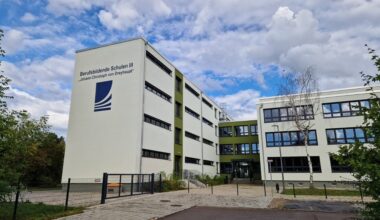 Blick auf die Berufsbildenden Schulen 3 (BBS 3) in Halle-Neustadt. Ein Lehrer soll sich rassitisch und homophob geäußert haben. Polizei und Landesschulamt sind alarmiert. 