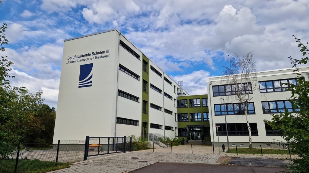 Blick auf die Berufsbildenden Schulen 3 (BBS 3) in Halle-Neustadt. Ein Lehrer soll sich rassitisch und homophob geäußert haben. Polizei und Landesschulamt sind alarmiert. 