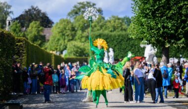 Die Künstlergruppe Art Tremondo läuft durch den Großen Garten. Mit einem großen Sommerfest wird der 350. Geburtstag des Großen G
