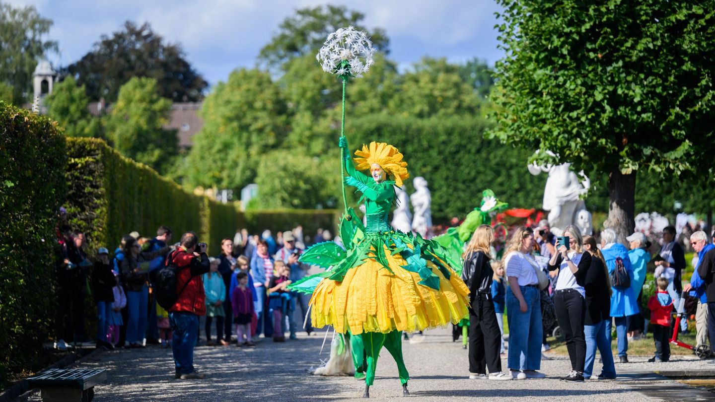 Die Künstlergruppe Art Tremondo läuft durch den Großen Garten. Mit einem großen Sommerfest wird der 350. Geburtstag des Großen G