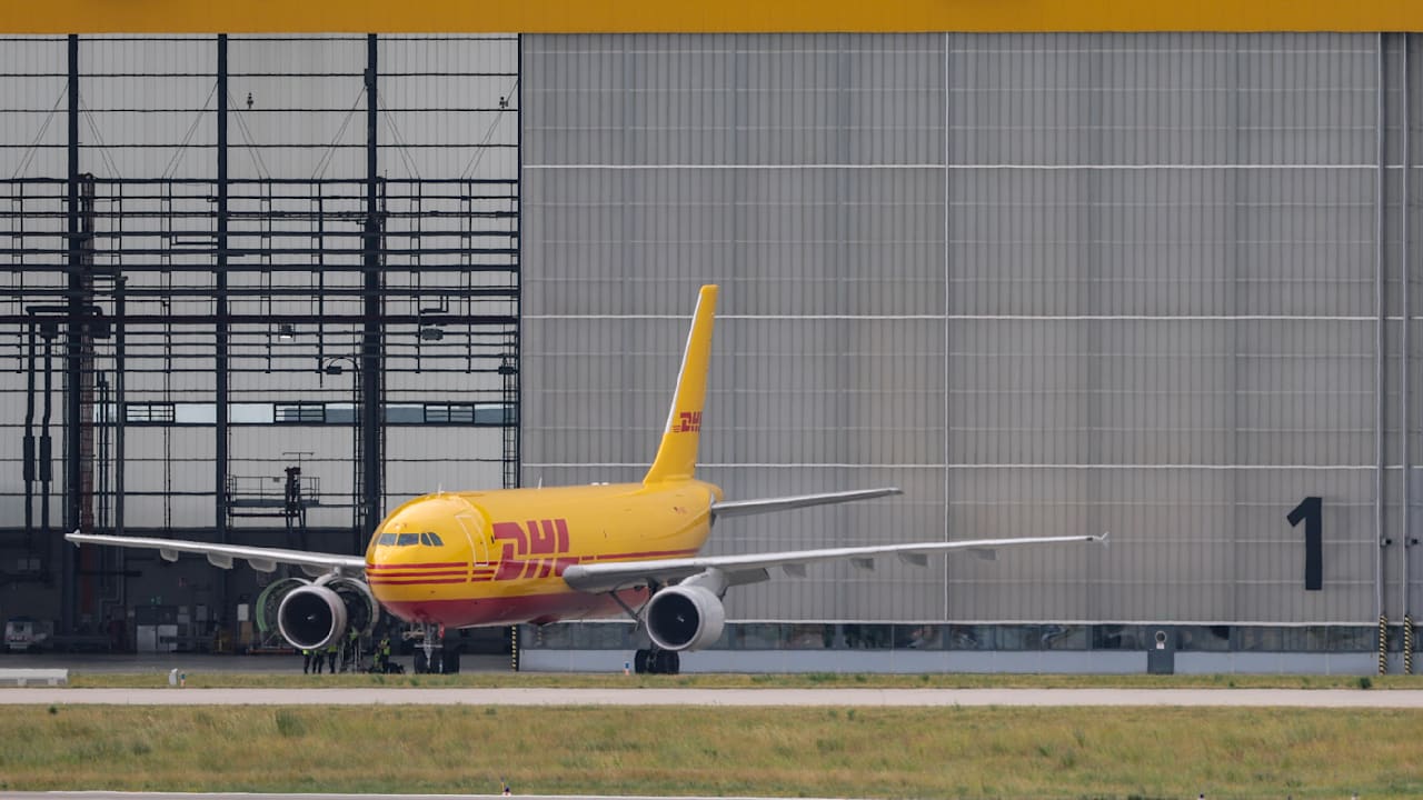 Paket-Hammer: DHL stoppt Paket-Sendungen in die USA | Politik