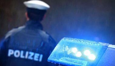 24-Jähriger wird von Schulgelände verwiesen und greift Polizei an