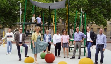 Wie die neuen Spielgeräte auf dem Mannheimer Herschelplatz ankommen