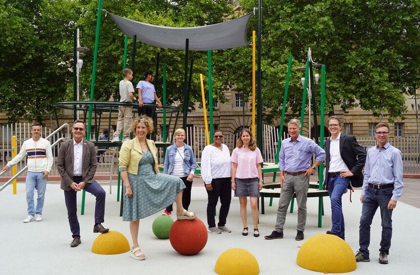 Wie die neuen Spielgeräte auf dem Mannheimer Herschelplatz ankommen