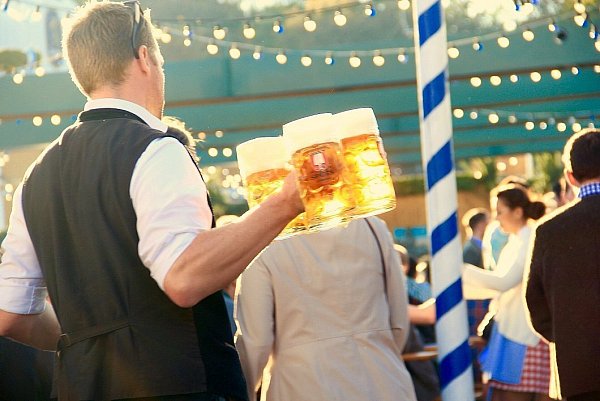 Die Maß Bier gehört traditionell zum Oktoberfest dazu. - © Pixabay