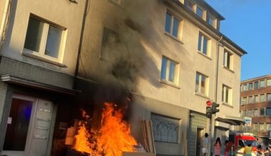 FW-MH: Brennender Unrat greift auf Wohngebäude über