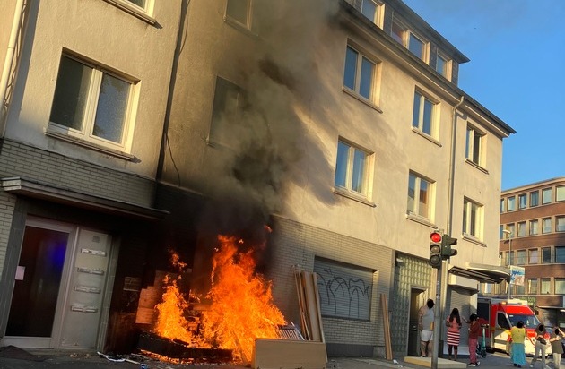 FW-MH: Brennender Unrat greift auf Wohngebäude über