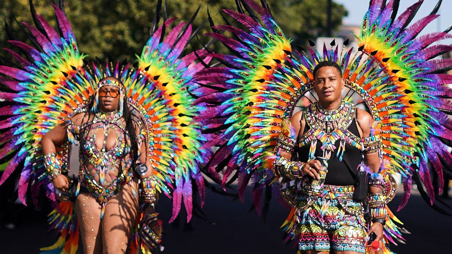 Beim Notting Hill Carnival gibt es bunte Kostüme, viel nackte Haut und karibische Rhythmen. Foto: Alberto Pezzali/AP/dpa