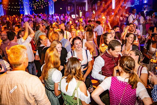 Die Live-Band Emsperlen sorgen für gute Stimmung im Lokschuppen. - © Sarah Jonek