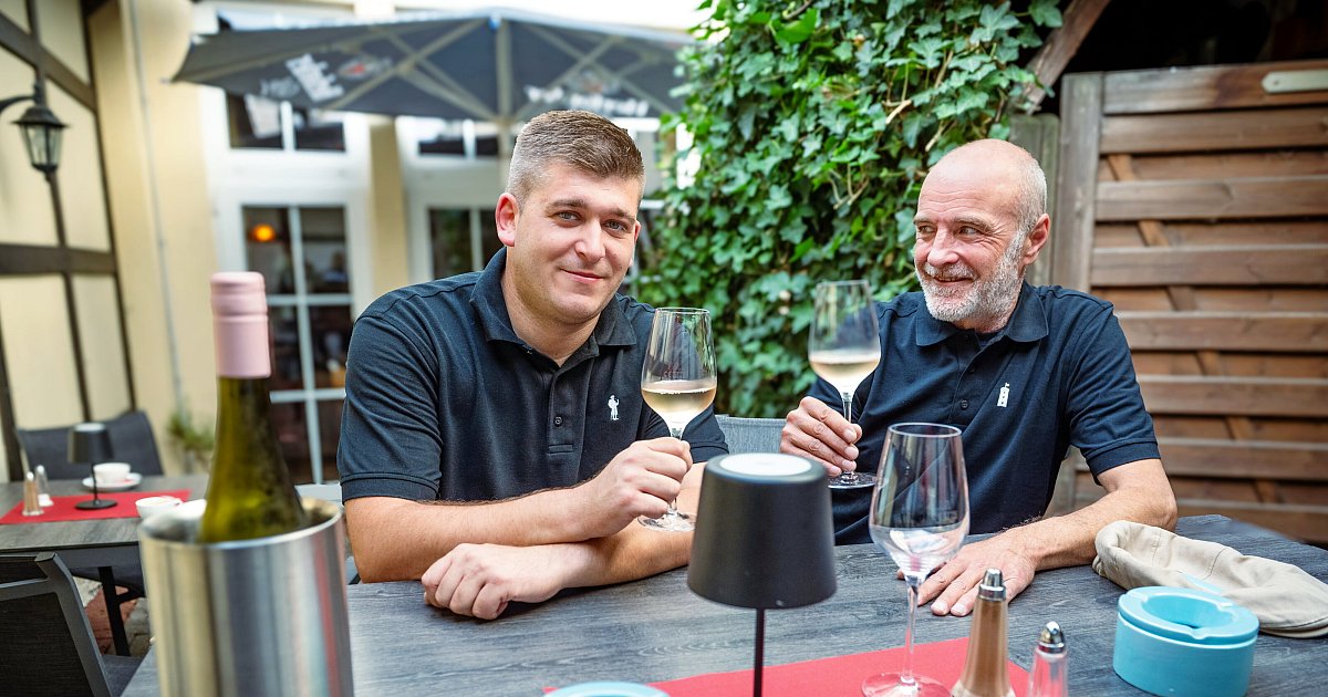 Zehn Quadratmeter, drei Tische: So sieht Bielefelds kleinster Biergarten aus