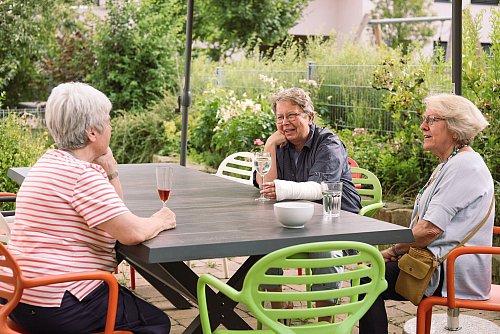 Gemeinsame Zeit: Bruni Scheibe (r) sitzt mit zwei weiteren Bewohnerinnen im Garten. - © Leo Schöwerling/dpa-tmn