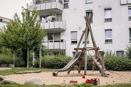 Gehört zum Mehrgenerationenhaus - für den Bau des Spielplatzes haben sich die Bewohnerinnen und Bewohner eingesetzt. - © Leo Schöwerling/dpa-tmn