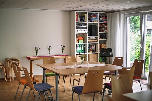 Zusammenkommen an einem Tisch: Natürlich darf auch ein Gemeinschaftsraum mit Büchern und Spielen im Wohnprojekt nicht fehlen. - © Leo Schöwerling/dpa-tmn
