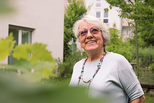 Bruni Scheibe gehört zu den Mitgründerinnen des Wohnprojektes. - © Leo Schöwerling/dpa-tmn