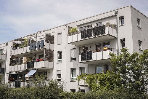 Vier Generationen teilen sich die insgesamt 24 Wohnungen: Die Bewohner sind zwischen zwei und 95 Jahren alt. - © Leo Schöwerling/dpa-tmn