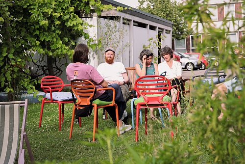 Im Garten sind auch Gäste herzlich willkommen. - © Leo Schöwerling/dpa-tmn