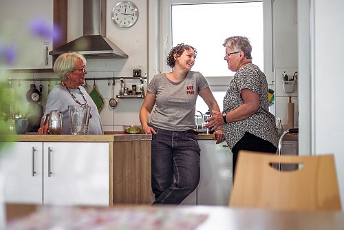 Gemeinsam kochen und sich austauschen - Bruni Scheibe (l) steht mit anderen Bewohnerinnen in der Küche. - © Leo Schöwerling/dpa-tmn