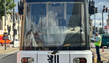 FW Dresden: Straßenbahn entgleist: Einsatzkräfte bringen Tram zurück ins Gleis