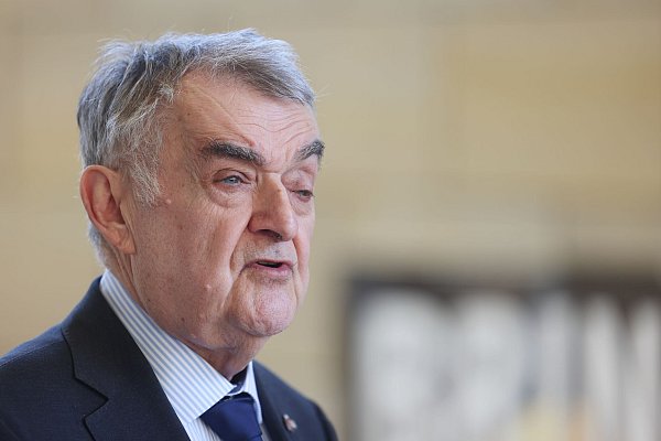 Herbert Reul (CDU), Innenminister von Nordrhein-Westfalen, will den Vertrag für die Polizei-Software der US-Firma Palantir nur noch für einen kurzfristigen Zeitraum verlängern. - © David Young/dpa