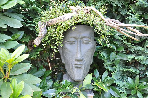 Gestaltungselemente wie diese Skulptur lenken die Blicke auf sich und sorgen für Überraschungsmomente im Garten. - © Frank Jasper
