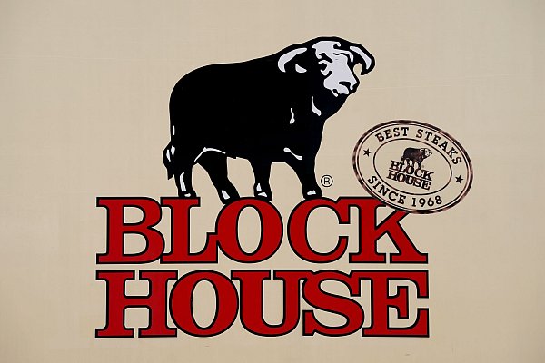 Das Logo von Block House. Vom Rückruf betroffen sind zwei Chargen des Block House Brioche Bun. - © Marcus Brandt/dpa