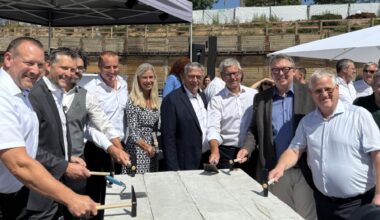Grundsteinlegung Sportpark Rheinhöhe (v.l.n.r.): Thomas Baum (Betriebsleiter mattiaqua), Roland Stöcklin (SEG-Geschäftsführer), Dimitrios Kogios (Architekt), Christian Reichert, Christiane Wald (Förderverein Eissport Wiesbaden), Oberbürgermeister Gert-Uwe Mende, Bau- und Verkehrsdezernent Andreas Kowol, David Profit (Präsident Deutscher Schwimmverband) und Andreas Guntrum (SEG-Geschäftsführer). Foto: Stadt Wiesbaden