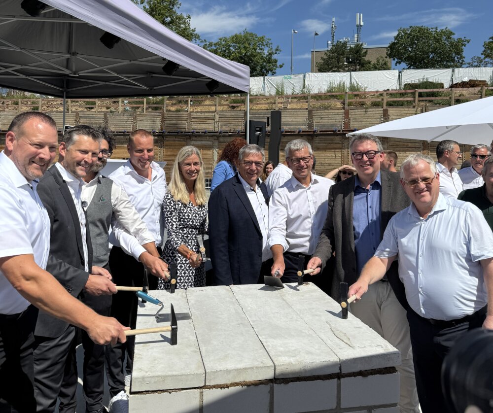 Grundsteinlegung Sportpark Rheinhöhe (v.l.n.r.): Thomas Baum (Betriebsleiter mattiaqua), Roland Stöcklin (SEG-Geschäftsführer), Dimitrios Kogios (Architekt), Christian Reichert, Christiane Wald (Förderverein Eissport Wiesbaden), Oberbürgermeister Gert-Uwe Mende, Bau- und Verkehrsdezernent Andreas Kowol, David Profit (Präsident Deutscher Schwimmverband) und Andreas Guntrum (SEG-Geschäftsführer). Foto: Stadt Wiesbaden