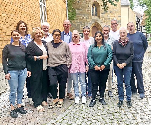Die in der Rosenstraße ansässigen Einzelhändler hatten sich vor Kurzem mit der HIW sowie Bürgermeister Thomas Tappe und Vertretern der Stadtverwaltung zu einem Meinungsaustausch im Café Gegenüber getroffen. - © Frank Hofen