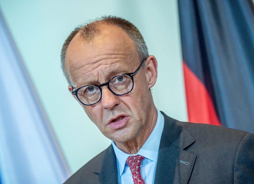 Bundeskanzler Merz kündigt teilweises Aussetzen der Rüstungslieferungen an Israel an. - © Michael Kappeler/dpa