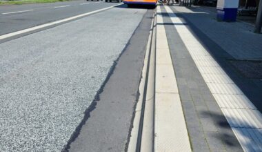 Bilder Bild Neue, erhöhte Bordsteine und verbreiterte Haltesteige sorgen für bequemen Zustieg, auch mit Rollstuhl oder Kinderwagen. Bild: Stadt WIesbaden
