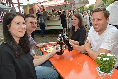 Katharina (v. l.), Björn, Carolin und Arne nutzen die große Auswahl beim Bierfest und haben sich für ein Allgäuer Büble Bier entschieden. - © Birgit Nolte