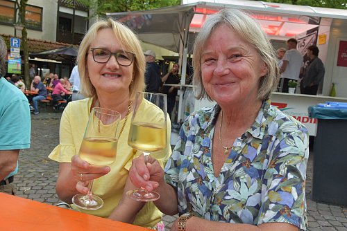 Doris (l.) und Tina beweisen, dass beim Bierfest auch ein Gläschen Wein schmeckt. - © Birgit Nolte