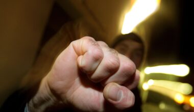 Illegales Autorennen in Bielefeld: Schwerverletzter geht auf Polizisten los