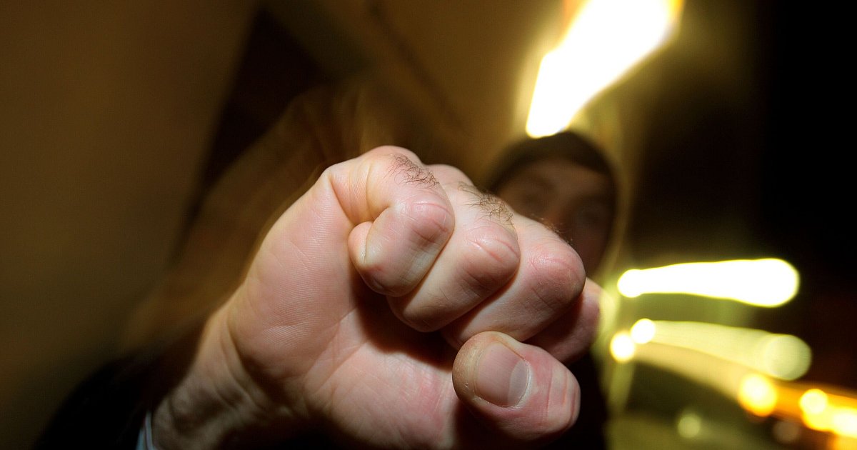 Illegales Autorennen in Bielefeld: Schwerverletzter geht auf Polizisten los