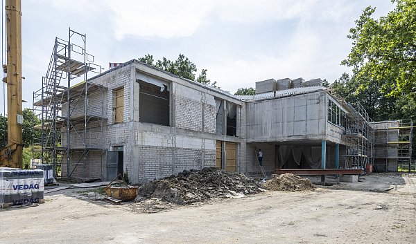 Das Gebäude "20" der ehemaligen Hauptschule an der Beckerstraße ist fast in einen Rohbauzustand zurückversetzt. Dort entstehen naturwissenschaftliche Fachräume, Räume für Kunst und Musik. - © Jörg Dieckmann