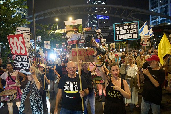 Menschen nehmen in Tel Aviv an einem Protest teil, der das Ende des Krieges und die sofortige Freilassung der von der Hamas im Gazastreifen festgehaltenen Geiseln fordert. - © Ariel Schalit/AP/dpa