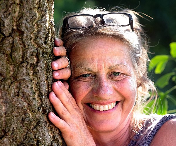 Christine Ruis ist in Bielefeld auch als "Baumfee" bekannt. - © Andreas Frücht