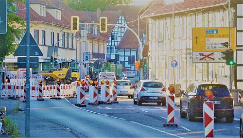 Ab Montag (25. August) ist es auch mit der einspurigen Durchfahrt auf der Langen Straße vorbei. Dann wird hier abschnittsweise bis Ende 2026 gesperrt. - © Nicole Donath