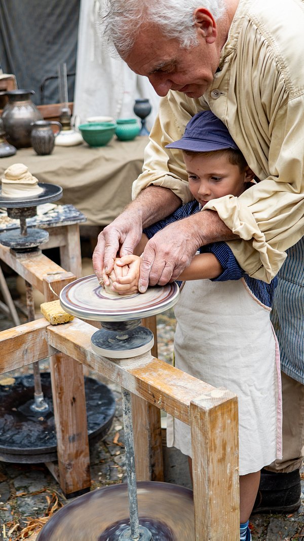 Allerlei altes Handwerk wird präsentiert, auch für Kinder. - © mnmarketing