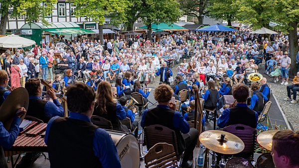 Begeisterte Besucher auf dem Kirchplatz: Die Großveranstaltung lockt jedes Jahr Tausende nach Bad Essen. - © mnmarketing