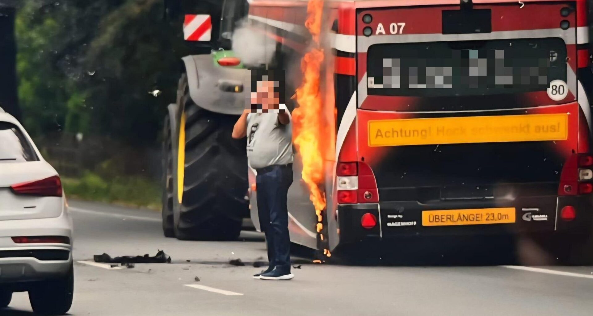 Steinhagener Feuerwehr löscht brennenden Traktor-Anhänger an Umgehungsstraße | Haller Kreisblatt