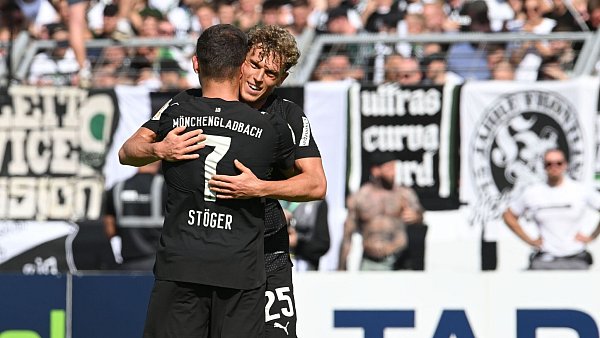 Robin Hack (r) überzeugte bei Gladbach - viele andere nicht. - © Carmen Jaspersen/dpa