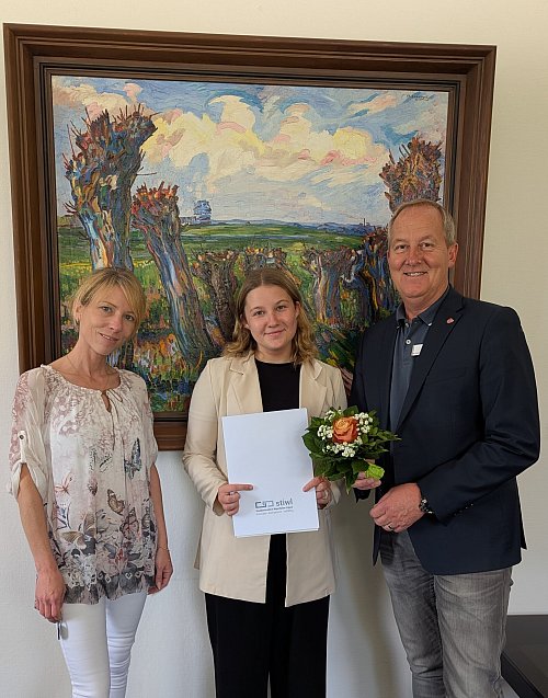 Ausbildungskoordinatorin Katja Brombach (v. l.), Laura Allegrini und der allgemeine Vertreter des Bürgermeisters, Guido Neugebauer. - © Stadt Werther