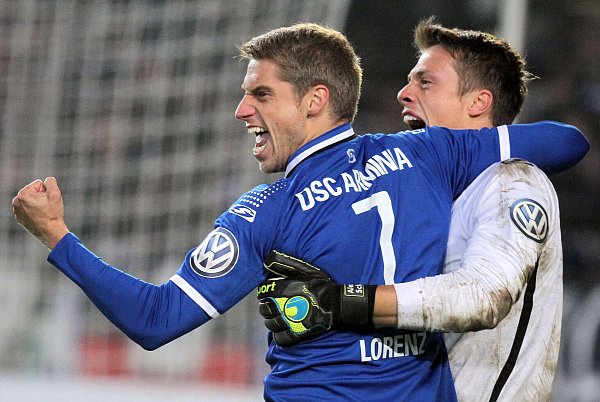 Jubel nach dem Elfmeterschießen: Marc Lorenz (l.), damals noch im Arminia-Trikot, feiert mit Torhüter Alexander Schwolow den Sieg über Hertha BSC in der zweiten Runde des DFB-Pokals in der Saison 2014/15. - © picture alliance / dpa