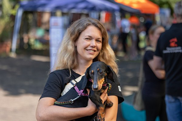 Tag der offenen Tür im Tierheim an der Kampstr. Anja Westermann von der Hundenothilfe OWL mit dem Dackel Yuki. - © Oliver Krato