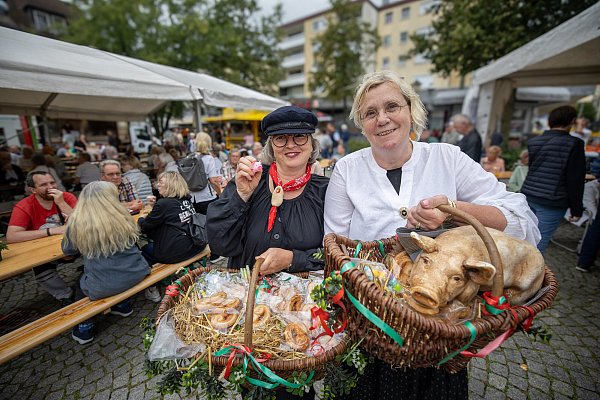 Katrin Becker und Rosemary Flöthmann (Ortsheimatpflegerin) bei der Eröffnung des Schweinemarktes im letzten Jahr. - © Oliver Krato