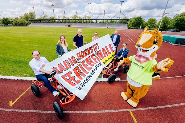 Freuen sich aufs Radio Hochstift Ferienfinale im Ahorn Sportpark (v.l.): Ralf Pahlsmeier (ASC Paderborn), Maren Richts (Ahorn-Sportpark), Christian Müller (Stadtwerke Paderborn), Daniela Tölle (Radio Hochstift), Oliver Bekiersch (Sparkasse Paderborn-Detmold-Höxter), Jessica Spörhase (ASC Paderborn) und das Maskottchen Ahörnchen. - © BESIM MAZHIQI